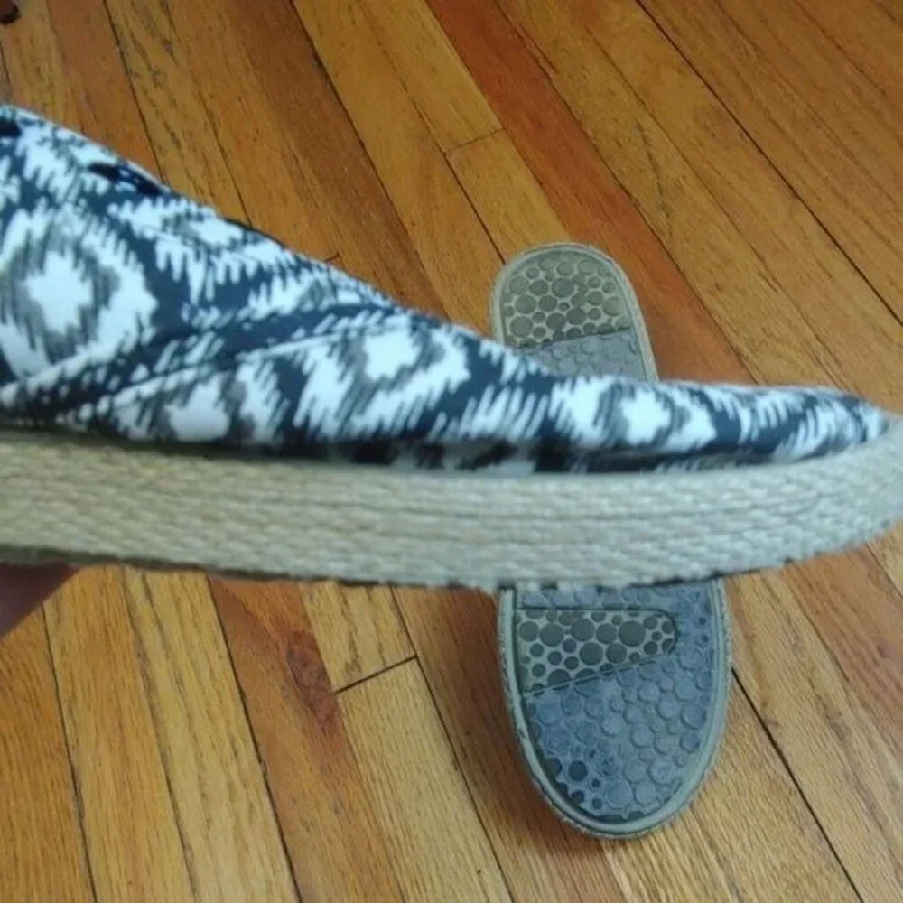 Airwalk Women's geometric print canvas Espadrille slip-on shoes 7